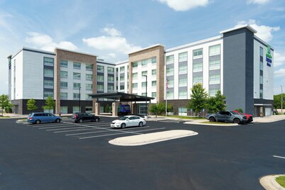 Holiday Inn Express & Suites Mall of America - MSP Airport, an IHG Hotel