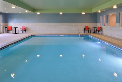 Holiday Inn Express & Suites Mall of America - MSP Airport by IHG