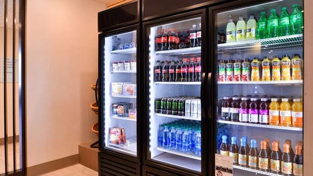 Een automaat met verschillende drankjes en snacks.