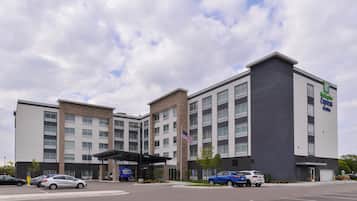 Edificio Holiday Inn Express con un design architettonico moderno, caratterizzato da un tetto piatto e un rivestimento in mattoni e cemento.