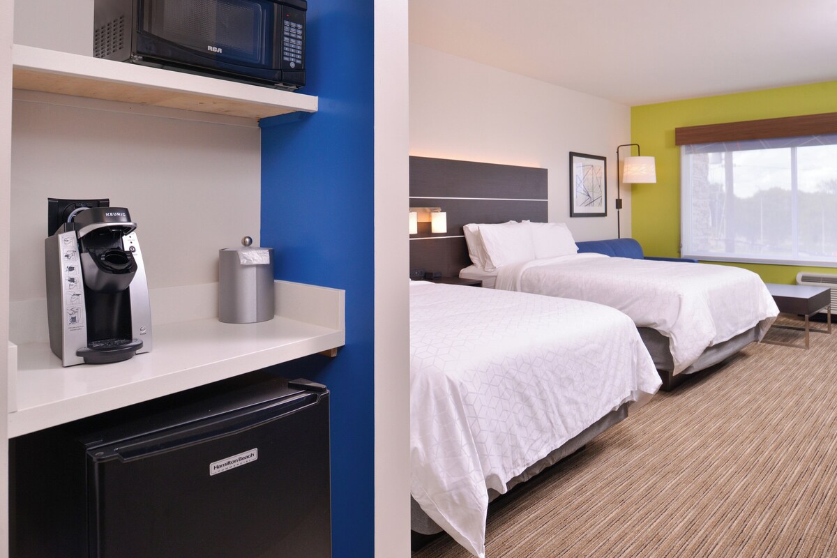 Egyptian cotton sheets, premium bedding, in-room safe, desk