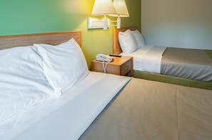 Chambre Standard, 2 lits doubles, non-fumeur | Rideaux d’obscurcissement, accès au Wi-Fi (inclus), literie fournie