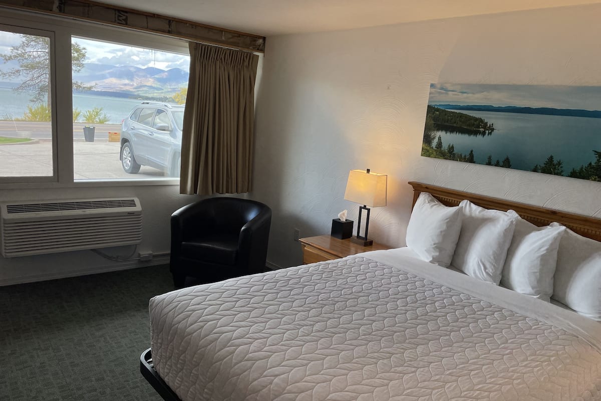 Room, 1 Queen Bed, Lake View (Partial)