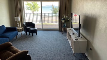 Suite, 2 Queen Beds, Kitchen (Deck, Lake View) | Premium bedding, iron/ironing board, cribs/infant beds, rollaway beds