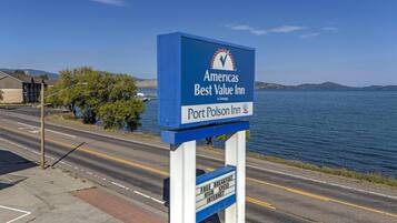 A blue sign for Port Polson Inn, featuring amenities like free breakfast, high-speed internet, and a view of the water.