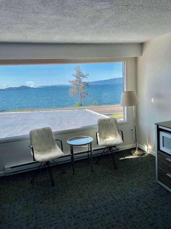 Chambre Premium, 1 très grand lit, vue lac | Literie de qualité supérieure, fer et planche à repasser