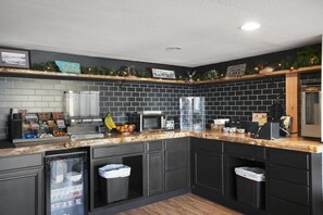 فطور قائم على الخدمة الذاتية مجانًا يوميًا