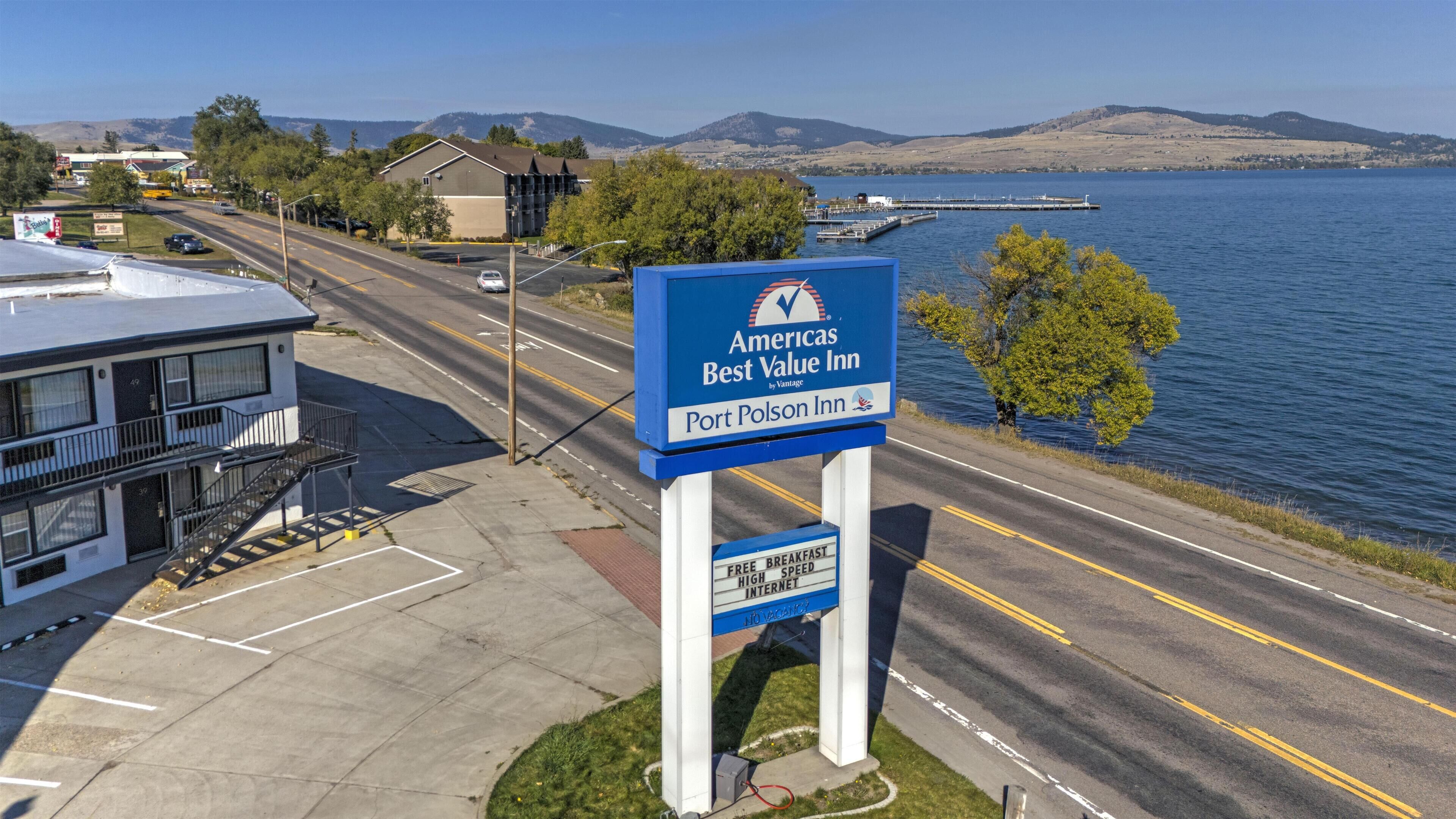 A sign for the Americas Best Value Inn by Vantage, indicating a 10-room vacancy.