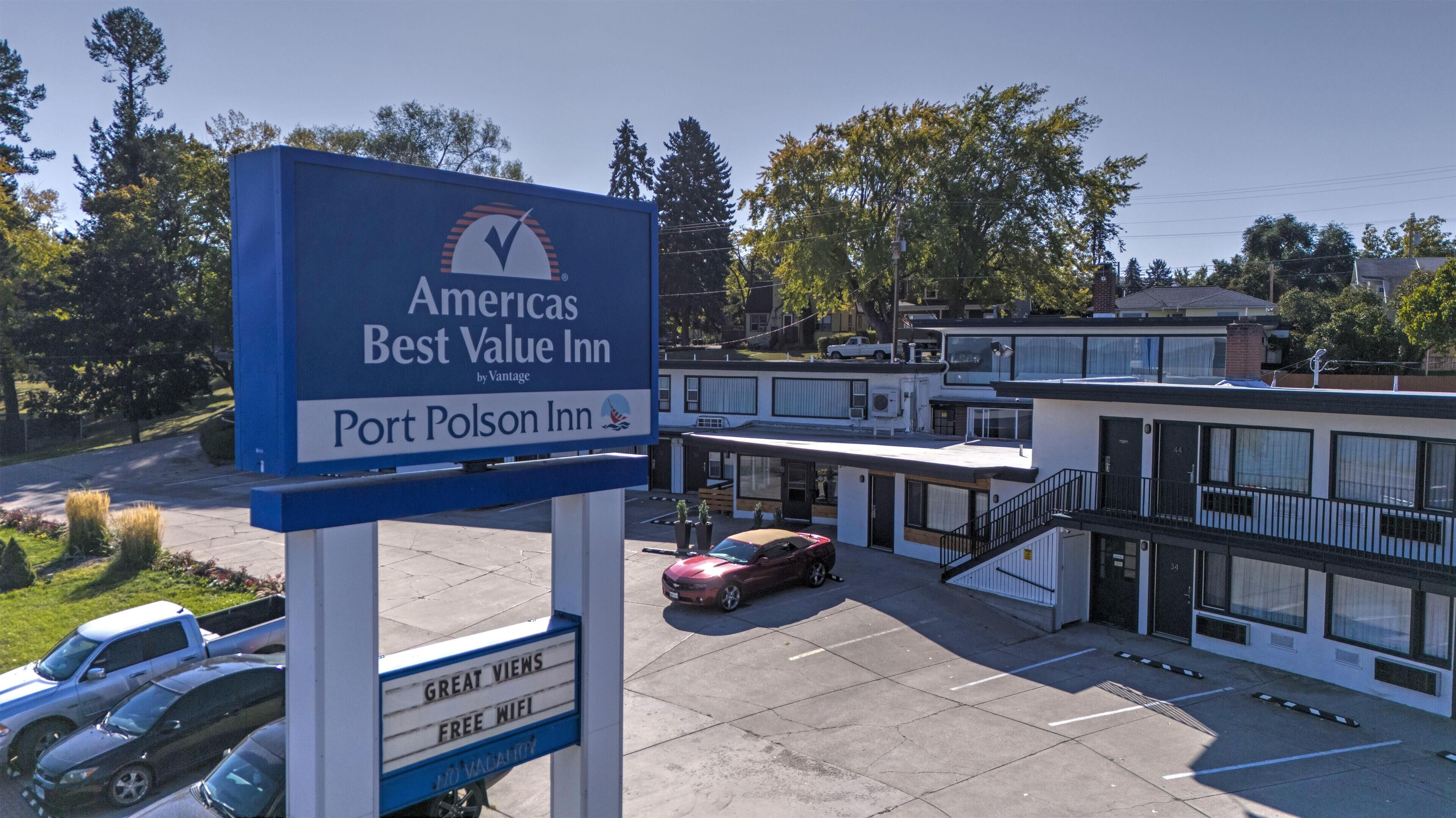 Señal del Port Polson Inn, destacando características como vistas espectaculares, wifi gratuito y una marca Vantage.