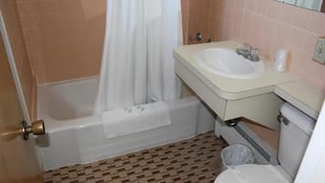 Un baño con bañera, lavamanos e inodoro.