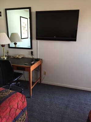 Escritorio y espacio para trabajar con un portátil