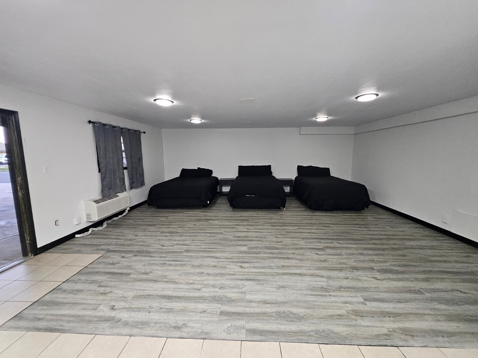 Familieværelse til 3 personer | Skrivebord, arbejdsområde til bærbare computere, strygejern/strygebræt