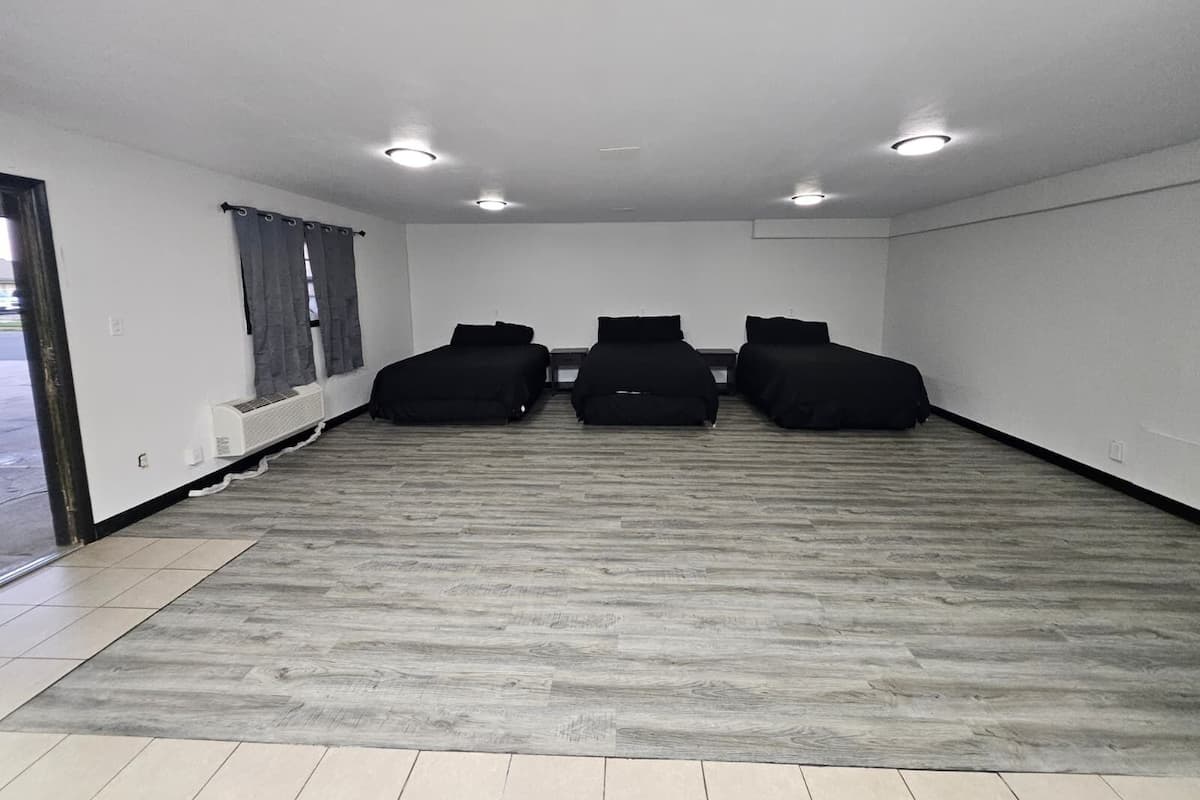 Familieværelse til 3 personer | Skrivebord, arbejdsområde til bærbare computere, strygejern/strygebræt