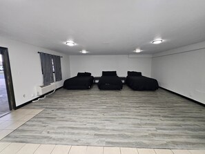 Family Triple Room | Desk, laptop workspace, iron/ironing board, bed sheets - Hastings Inn (Hastings)