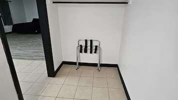 Chambre triple familiale | Bureau, espace de travail pour ordinateurs portables