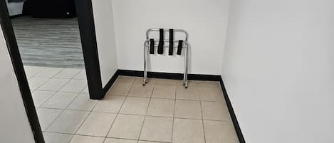 Trippelrum för familj | Skrivbord, arbetsyta för laptop, strykjärn/strykbräda och sängkläder