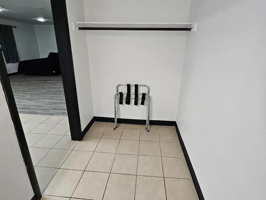 Tremannsrom – familie | Skrivebord, skrivebord for bærbar PC, strykejern/-brett og sengetøy