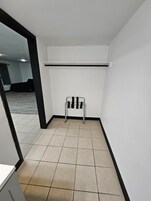 Escritorio y espacio para trabajar con laptop 