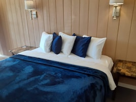 高级单人房, 1 张特大床 | 高档床上用品、加厚床垫、隔音、熨斗/熨衣板