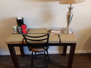 Chambre Simple Supérieure, 1 très grand lit | Restauration dans la chambre