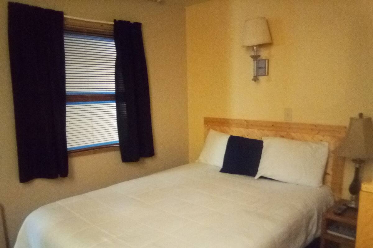 Room, 1 Queen Bed | Premium bedding, pillowtop beds, soundproofing, iron/ironing board