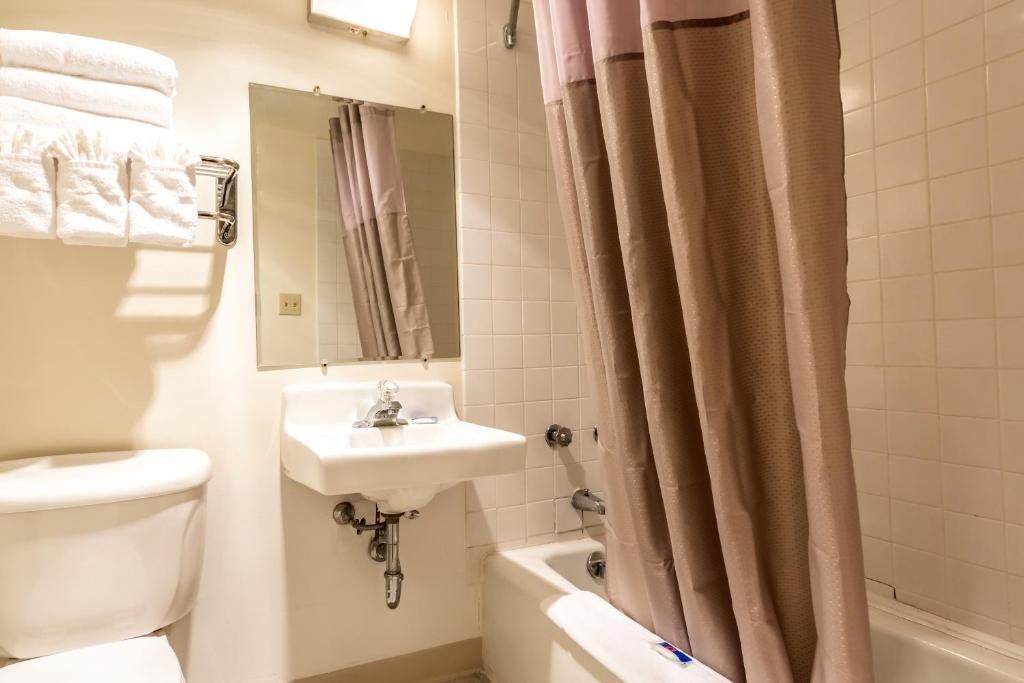 Ein Badezimmer mit Toilette, Waschbecken und Badewanne.