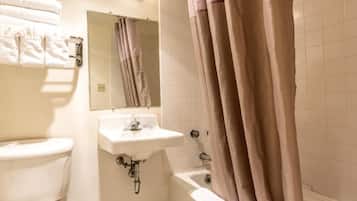 Ein Badezimmer mit Toilette, Waschbecken und Badewanne.