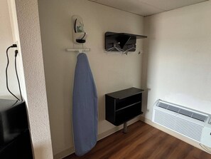 Een bad/douchecombinatie, een haardroger, handdoeken