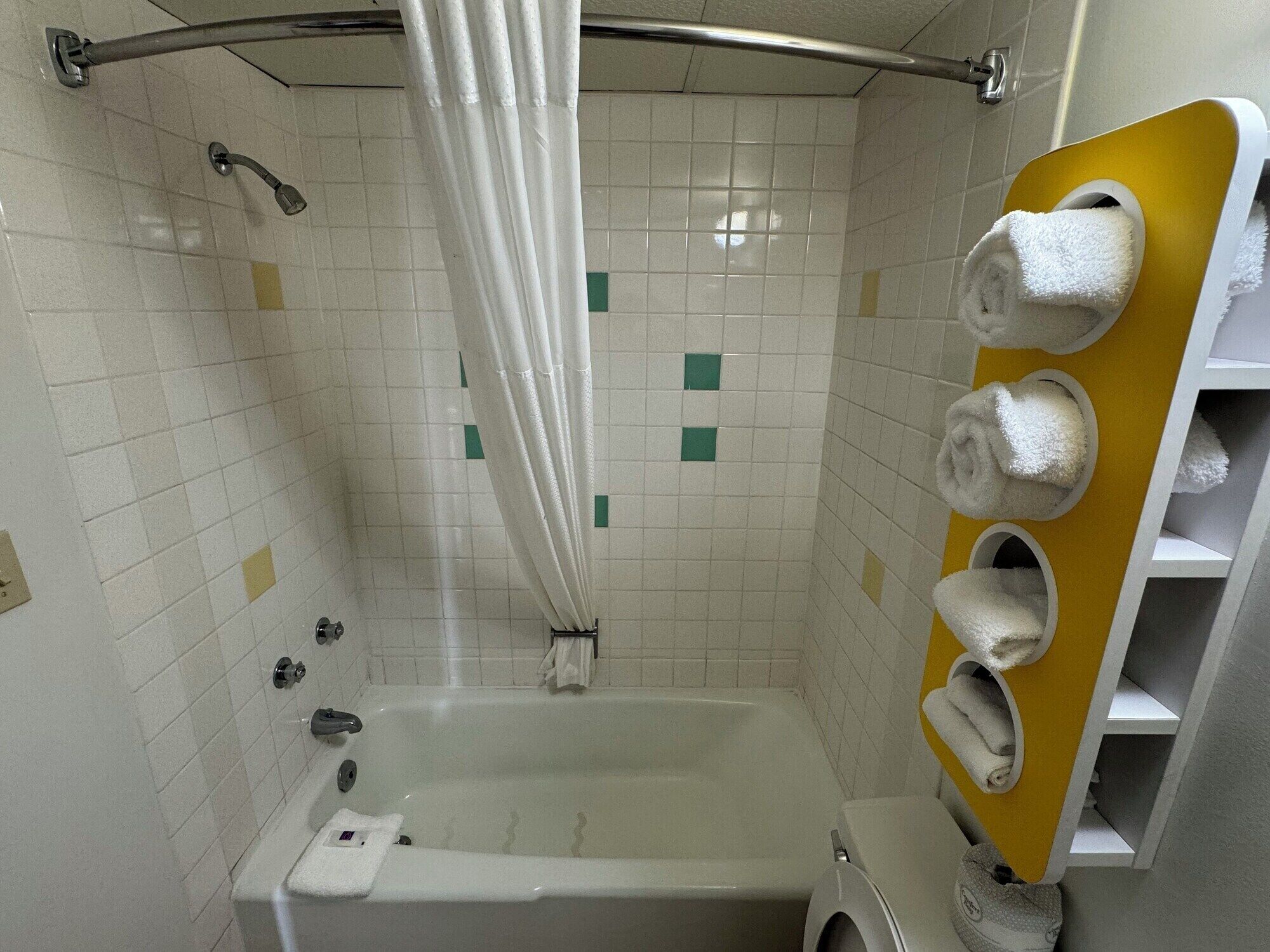 Kombinert dusj/badekar, hårføner og håndklær
