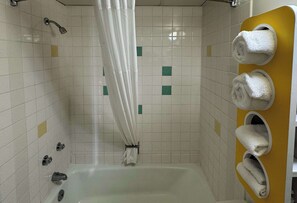 Combined shower/tub, hair dryer, towels - Motel 6 Butte, MT - Historic City Center (Butte)