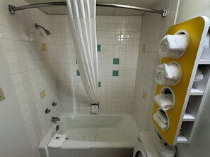 Chuveiro/banheira combinados, secador de cabelo (mediante solicitação)