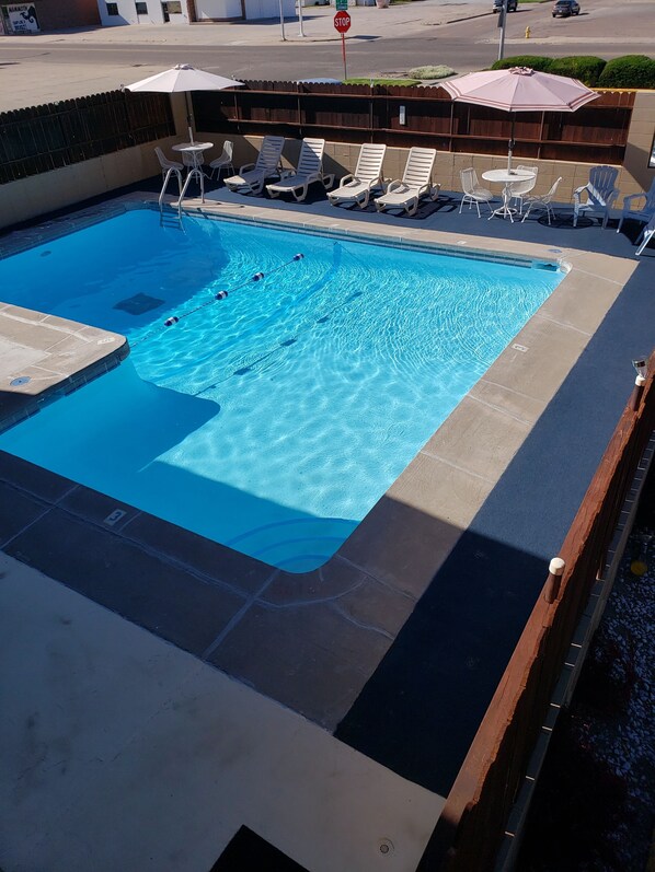 Piscine extérieure (ouverte en saison), parasols de plage