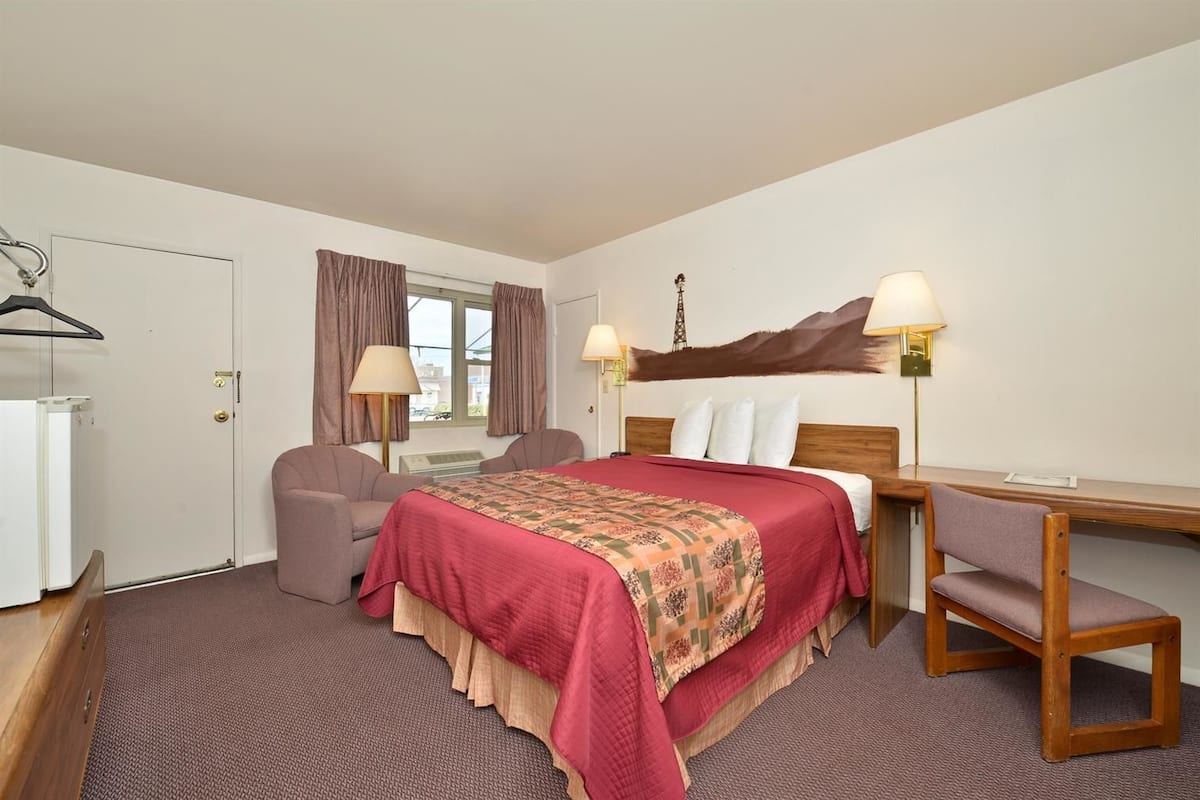 Room, 1 Queen Bed, Non Smoking | Individually decorated, individually furnished, blackout drapes