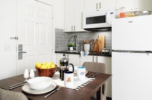 Jääkaappi, mikroaaltouuni, liesi, pakastin