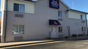 A two-story hotel with a sign reading "In Town Suites".
