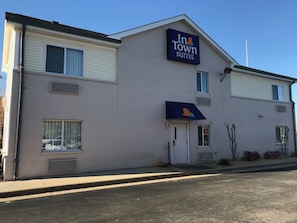 A two-story hotel with a sign reading "In Town Suites".