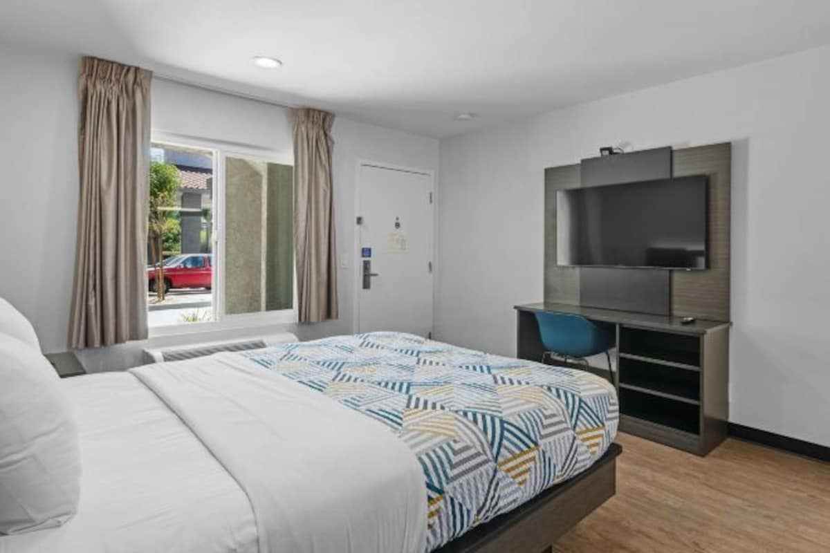 Blackout drapes, WiFi (free), bed sheets