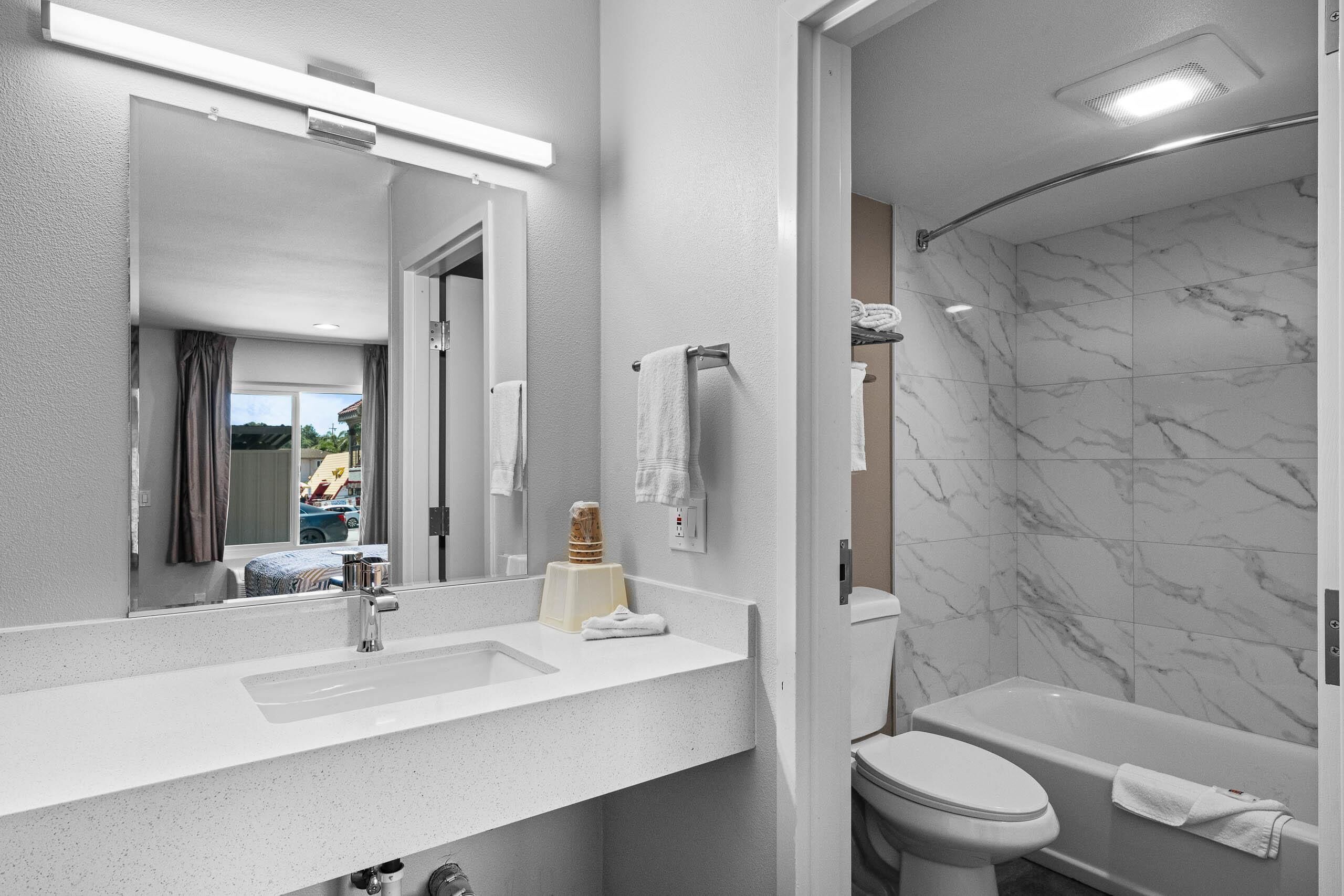 Combined shower/bathtub, hair dryer, towels