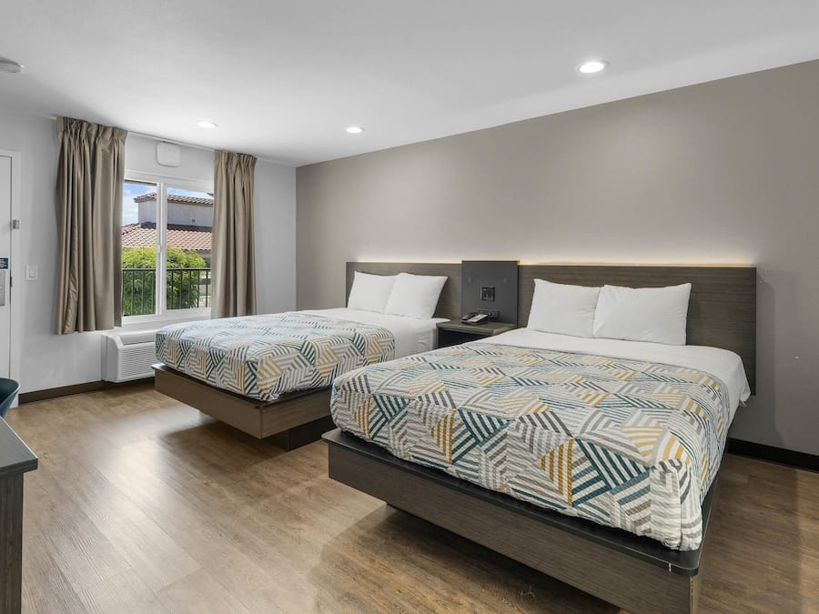 Cortinas blackout, Wi-Fi de cortesia, roupa de cama