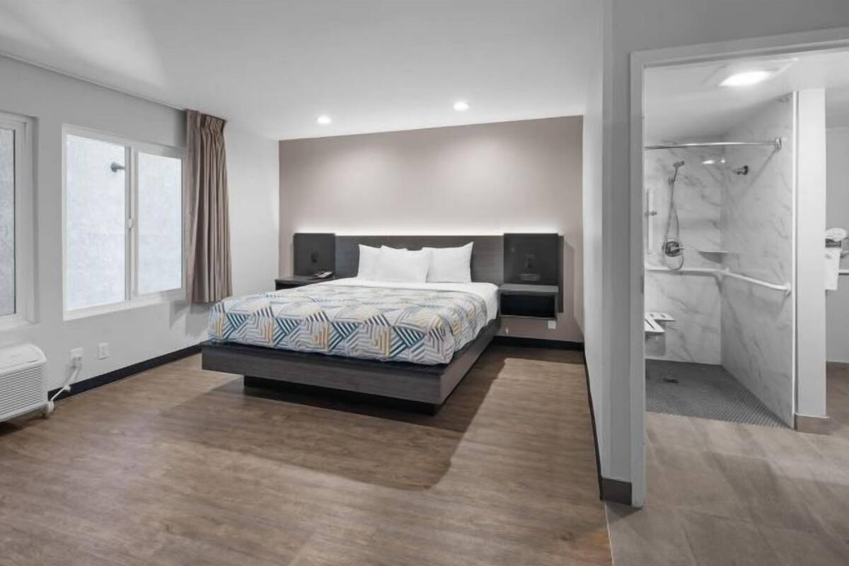 Cortinas blackout, Wi-Fi de cortesia, roupa de cama