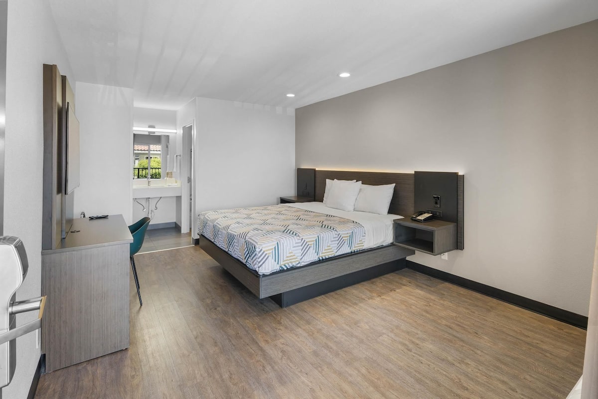 Cortinas blackout, Wi-Fi de cortesia, roupa de cama