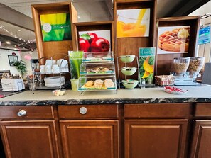 Buffet déjeuner gratuit tous les jours