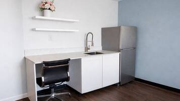 Mini-réfrigérateur, four à micro-ondes, cafetière-théière