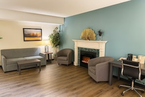 Luksushuone | Oleskelualue | 43–tuumainen televisio, jossa digitaalikanavat