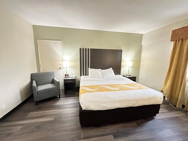 Standaard kamer, 1 kingsize bed, niet-roken | Een bureau, verduisterende gordijnen, geluiddichte muren