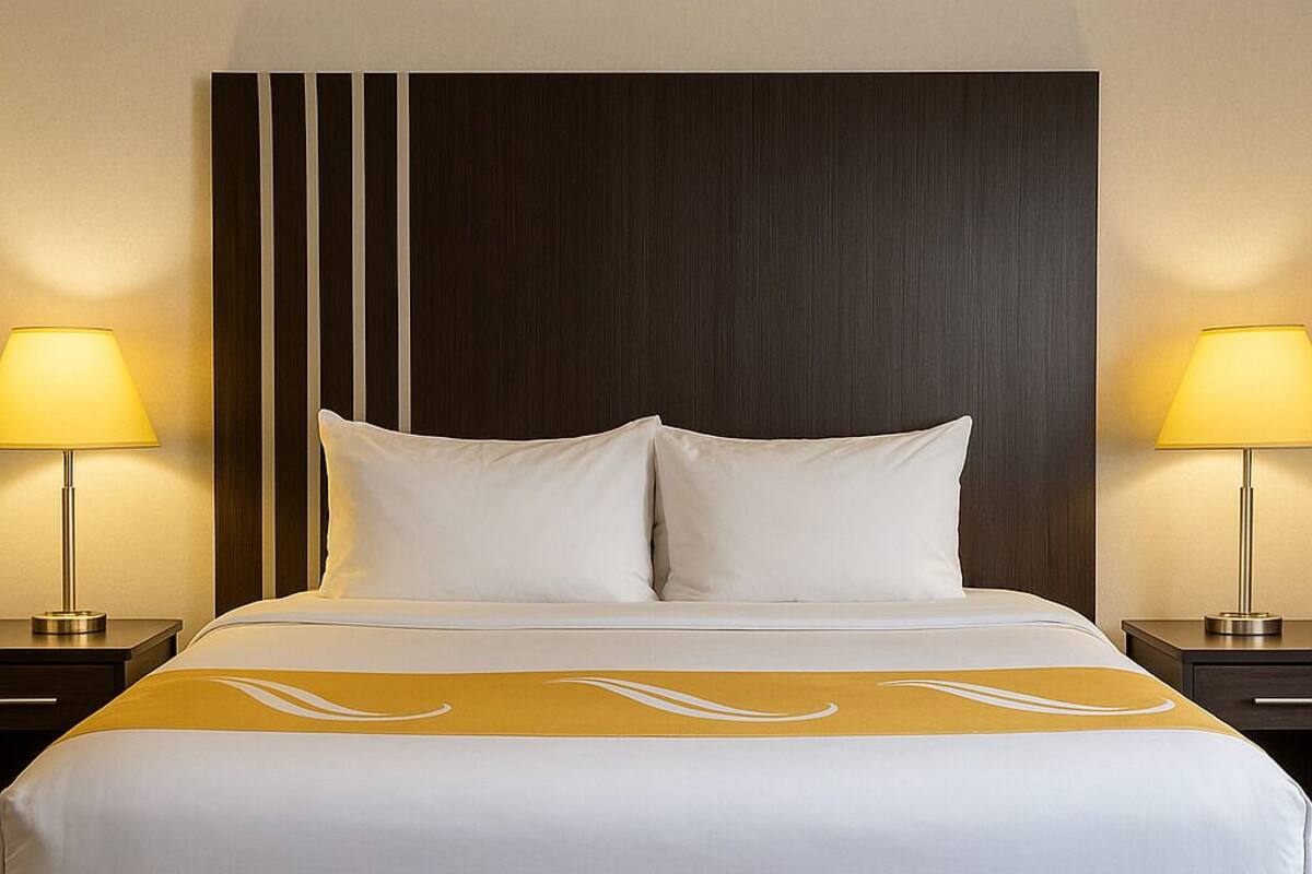 Studio Elite | Bàn, màn/rèm cản sáng, phòng cách âm, bàn ủi/dụng cụ ủi quần áo