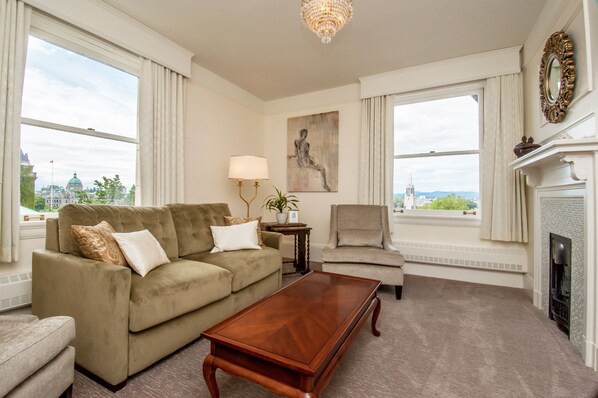 Deluxe Suite, 1 Queen Bed with Sofa bed, Harbour View | Living room