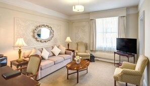 Deluxe Suite, 1 King Bed with Sofa bed | Premium bedding, in-room safe, desk, iron/ironing board