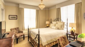 Standard Room, 1 Queen Bed | 1 bedroom, premium bedding, in-room safe, desk