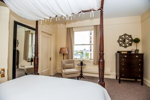 Deluxe Suite, 1 Queen Bed with Sofa bed, Harbor View | Premium bedding, in-room safe, desk, iron/ironing board